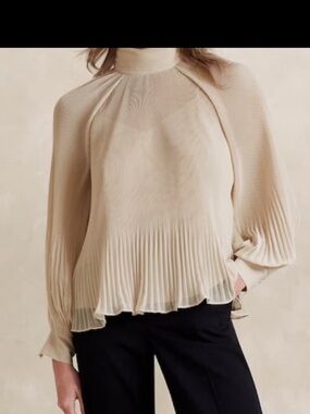Banana Republic Elegant pleated blouse